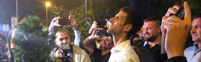 ŠAMPION PONOVO U BEOGRADU: Novak se iznenada pojavio u prestonici uz trubače i vatromet, a onda je nastao šou! (VIDEO)