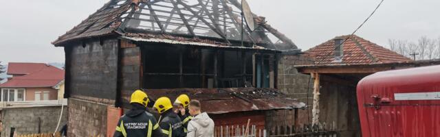 U tutinskom naselju Kleče eksplodirao plin, kuća poptuno izgorjela, žena teško povrijeđena