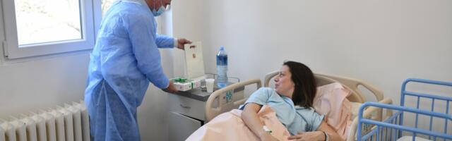 Gradonačelnik u novogodišnjoj noći obišao dežurne službe, dukat za prvu bebu rođenu u 2024.