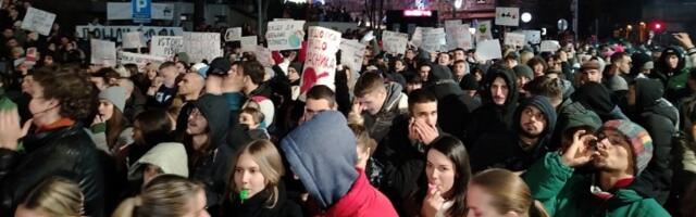 "Najveći studentski protest u ovom veku": Poznato koliko je ljudi sinoć bilo ispred RTS (FOTO)