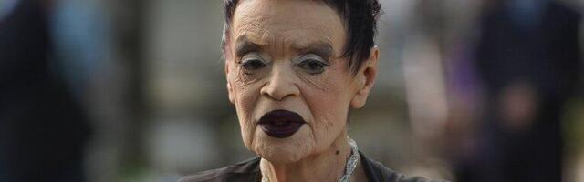 RUŠKA JAKIĆ U DEVETOJ DECENIJI STAJE NA LUDI KAMEN: Mladi muškarci su kao kivi - zeleni, puni vitamina i osvežavaju (VIDEO)