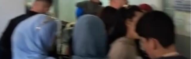 Bebe i roditelji satima u hodniku: Kolaps na dečijem odeljenju u Novom Pazaru (VIDEO)