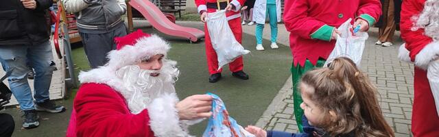 FOTO, VIDEO: Deda Mraz se spustio sa krova Dečije bolnice u Novom Sadu i doneo paketiće