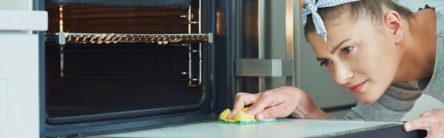 Skrivene kukice na rerni: Tajno dugme koje čisti za vas