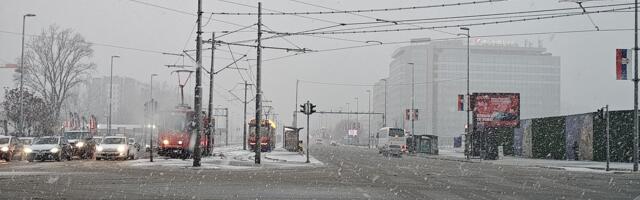 Zimska idila u Beogradu: Sneg snažno veje u prestonici - ovo je stanje na ulicama