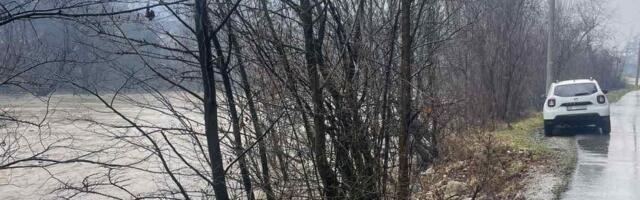 Morača u Podgorici blizu rekordnog vodostaja, Zeta kritična: Obilne kiše donele poplave i prekid saobraćaja