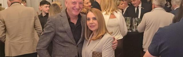 ESTRADA STIGLA NA KONCERT OVOG PEVAČA! Džinović otvorio dušu, a u njegov stajling su svi gledali! Pogledajte kadrove (FOTO/VIDEO)