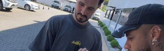 Budimir napravio posebne kopačke za Nejmara: Brazilac ostao u čudu, oduševljeno "zgrabio" neočekivan poklon