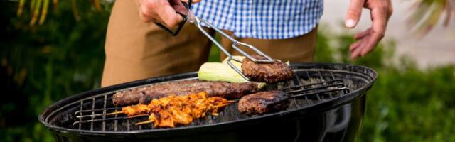 9 zlatnih pravila za savršen prvomajski roštilj: Ovo obavezno treba da uradite s mesom pre pečenja, biće sočnije i znatno ukusnije