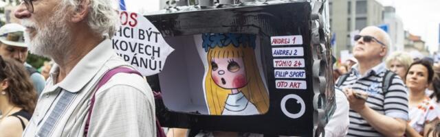 Češki javni TV i radio servis u štrajku: Novinari u crnom, živi lanac oko zgrade, minut ćutanja