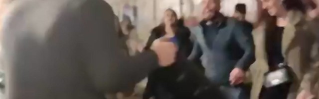 Neće Gara da primi vakcinu, ne veruje u svetsku medicinu: studenti igraju kolo u beogradskom prolazu i najviše bismo voleli da nismo videli ovu scenu