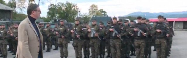 VUČIĆ POSTROJAVA VOJSKU U KRALJEVU Budite spremni! Srpski ratnici zapevali uglas: Odlazimo na Kosovo ravno...