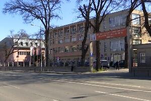 Аутомобил ударио у дрво, преполовио се од силине ударца –  мушкарац погинуо, девојчица повређена у Новом Саду