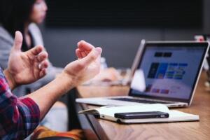 Рат школа и вештачке интелигенције, преписивање у раљама чет ботова