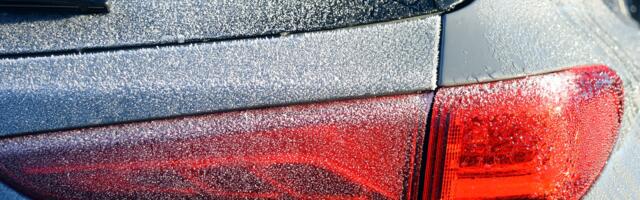 Zašto ne treba polivati zamrznuta stakla ni mlakom vodom