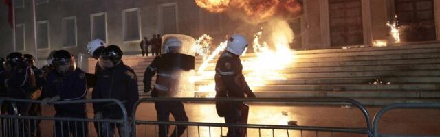 (FOTO/VIDEO) Pakao u Albaniji: Demonstranti napravili haos ispred Raminog kabineta - Bačeni molotovljevi kokteli, ima povređenih!