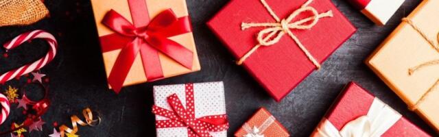 Internet oduševljen trikom: Uz 1 kućni predmet pakovaćete poklone kao profesionalci (VIDEO)