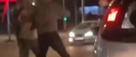 TUČA DVOJICE MUŠKARACA NASRED BULEVARA! Pesniče se i šutiraju dok oko njih prolaze automobili (VIDEO)