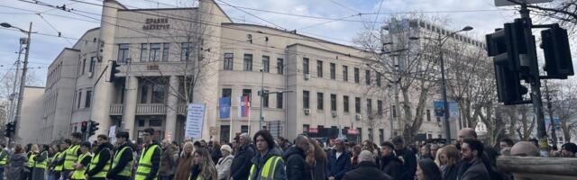 Kod Pravnog fakulteta blokiran saobraćaj, studenti, zborovi, štandovi, a policija kod Skupštine