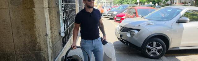 Joca Stefanović stigao po ženu i bebu u porodilište - Otkrio na koga liči sin, ne skida osmeh sa lica: "Uzbuđen sam"