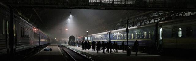 HOROR! GURNULA DETE POD VOZ I PONAŠALA SE KAO DA SE NIŠTA NIJE DESILO: Slučajni prolaznik munjevito odreagovao (VIDEO)