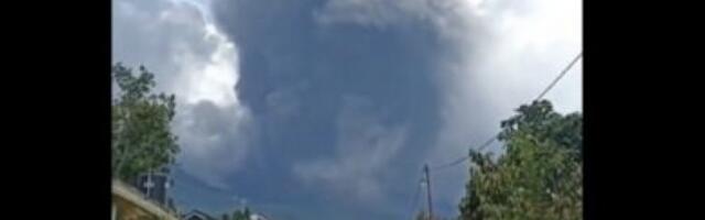 STRAVIČNA ERUPCIJA VULKANA MARAPI U INDONEZIJI: Vulkanski pepeo se diže tri kilometra uvis! Vlasti zabranile da se izlazi i kuća (VIDEO)