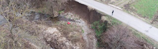Kritično oštećenje kolovoza duž korita Ježevačke reke, preti opasnost od urušavanja (FOTO)