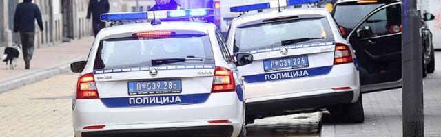 Turčin prevozio migrante, pa udario u policijski automobil