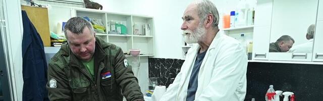 Beloglavi sup spustio se na krov kuće: Kako je izgledala akcija spasavanja iznemogle ptice? (VIDEO)