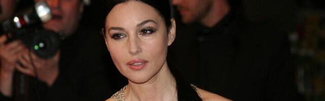 Monika Beluči u Dubaiju zablistala u providnoj čipkastoj haljini (FOTO)