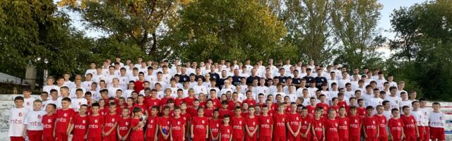 Radnički obezbedio kompletnu opremu za sve selekcije – deo novca od transfera Stjuarta uložen u Omladinsku školu