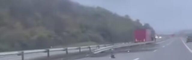 Kamion sleteo sa puta i probio zaštitnu ogradu