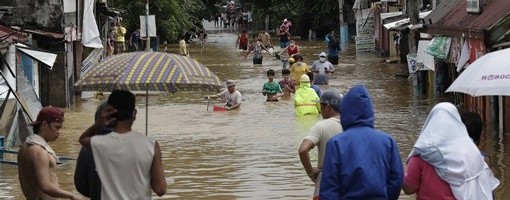 Najmanje 42 osobe poginule u naletu tajfuna na Filipinima