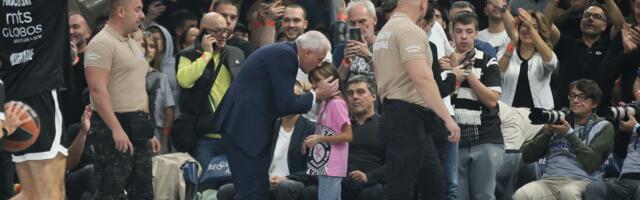 Emocija! Željka Obradovića dočekala na aerodromu devojčica koju uvek grli u Areni, to ga posebno raznežilo