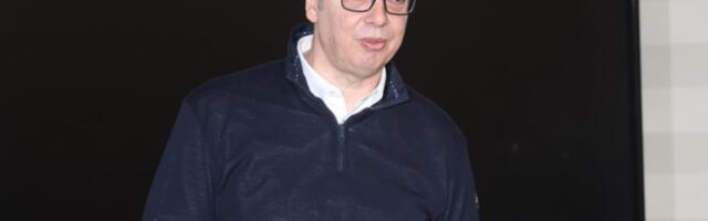 "BIĆE NEIZVESNA I TEŠKA BORBA" Vučić se kratko obratio okupljenima u sedištu SNS: "Obratiću vam se za sat vremena" (VIDEO)