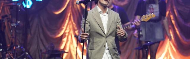 JAKOV JOZINOVIĆ ZAPOČEO KONCERT UZ MALI PEH! Zamalo se sapleo na sceni, pogledajte samo ovaj spektakl u Sava centru (VIDEO)