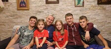 Holanđanka u Doboju othranila čak 72 napuštena deteta: Slave sve praznike, ne gledaju religiju, a svu decu želi da nauči jadnu važnu stvar