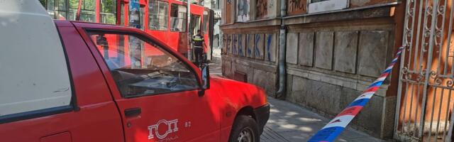 PRVE SLIKE SA MESTA NESREĆE nakon što se TRAMVAJ ZAKUCAO u zgradu srpske pevačice: Otkrila u kakvom su stanju ona i njena porodica