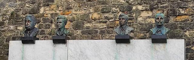 Huligani oskrnavili Grobnicu narodnih heroja na Kalemegdanu i prostorije Žena u crnom: "Mladić je heroj a ne ovi"