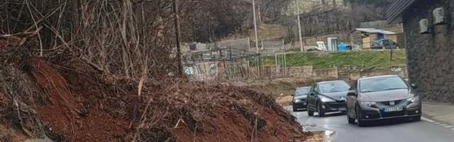 Odronio se deo brda preko puta restorana “Plaža“ u Međuvršju, saobraćaj se odvija otežano