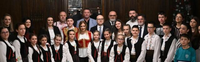 "NEKA NAS RADOST BOŽIĆA OJAČA!" - Miloš Vučević ugostio mališane iz regiona: Čuvajte naš jezik i ćirilicu i gradite budućnost na ljubavi prema korenima! (FOTO)