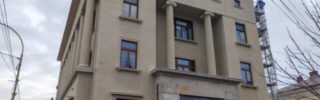 Završena sanacija uličnog dela fasade poslovnog objekta NBS, Kragujevčani iznenađeni kako je gradilište bilo obezbeđeno - "Caka" je u finansijeru? (FOTO)