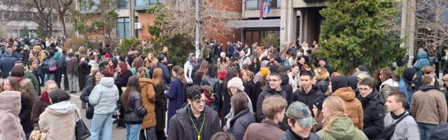 „Bojkotujemo iz solidarnosti“: Studenti Novosadskog univerziteta krenuli ka Filozofskom fakultetu