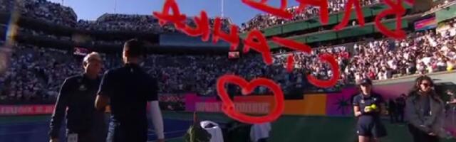 Ova poruka koju je Novak Đoković ostavio na kameri će mnoge u dušu dotaći: Napisao je dva imena i srce...