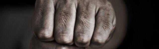 UŽAS U LAZAREVCU! Sin pretukao majku, pa je gurnuo niz stepenice! POLICIJA UHAPSILA NASILNIKA