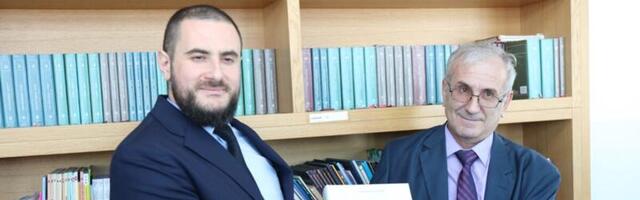 Ministar Zukorlić posjetio školu izgrađenu na inicijativu rahmetli Muftije i donirao njegove knjige bibliotekama
