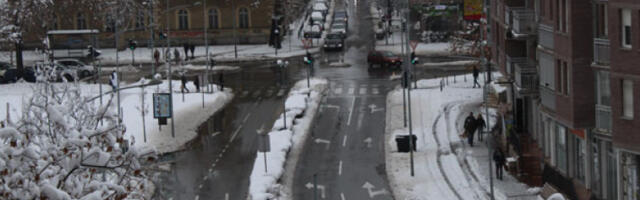 Возачима се препоручује се опрезна вожња због влажних коловоза, поледице и одрона