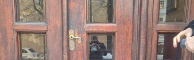 MUP: Krivična prijava protiv žene zbog lomljenja prozora i vrata Patrijaršije SPC (FOTO)