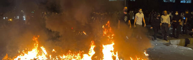 GORE ULICE TEHERANA! Snimci lede krv u žilama! "Vatrena pečurka" nadvila grad i otvorila vrata PAKLA (VIDEO)