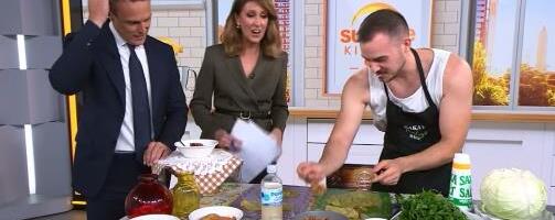 OVO JE MILOŠ, NAŠA INTERNET SENZACIJA U AUSTRALIJI! On je Balkandad i prati ga 4 miliona ljudi! Uživo uvijao sarme na njihovoj TV, a sa njim i voditeljka! VIDEO